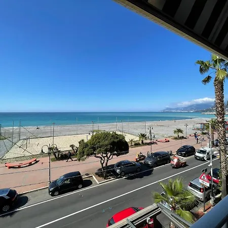 Wh-bilocale Sea Fronte Con Vista Mare A 5 Minuti Dalla Stazione