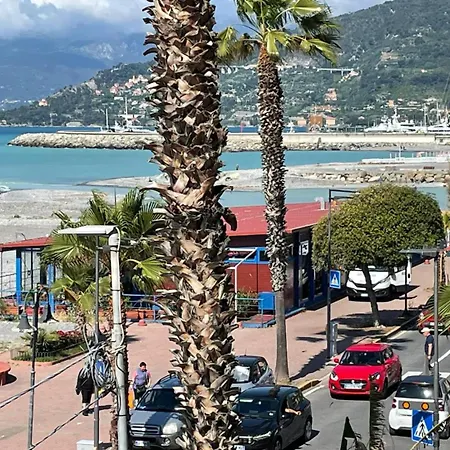 Wh-bilocale Sea Fronte Con Vista Mare A 5 Minuti Dalla Stazione
